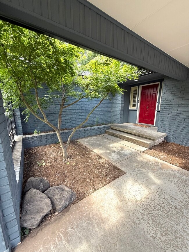 Building Photo - 1004 Brookside Dr