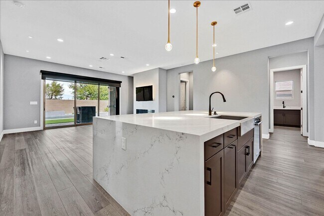 Foto del edificio - Summerlin West Single-Story 4 Bedroom 4.5 Bathroom Home!