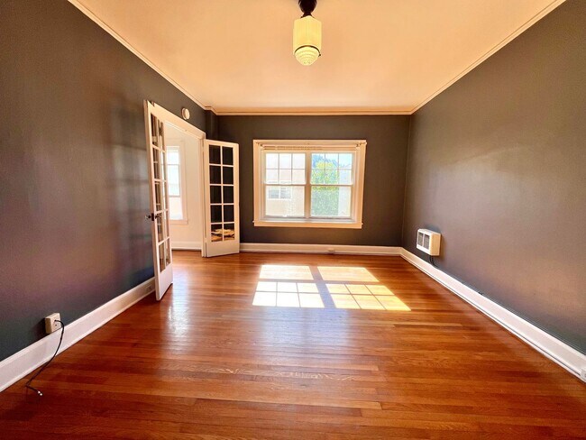 Foto del edificio - Historic Studio with Murphy Bed, Storage & Prime Alphabet District Location!