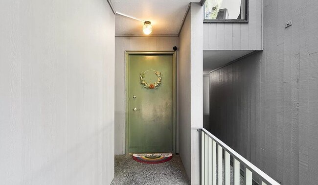 Building Photo - Charming 2-Bedroom Townhome in Beautiful B...