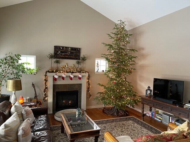 Foto del edificio - 3120 Hillcrest Dr