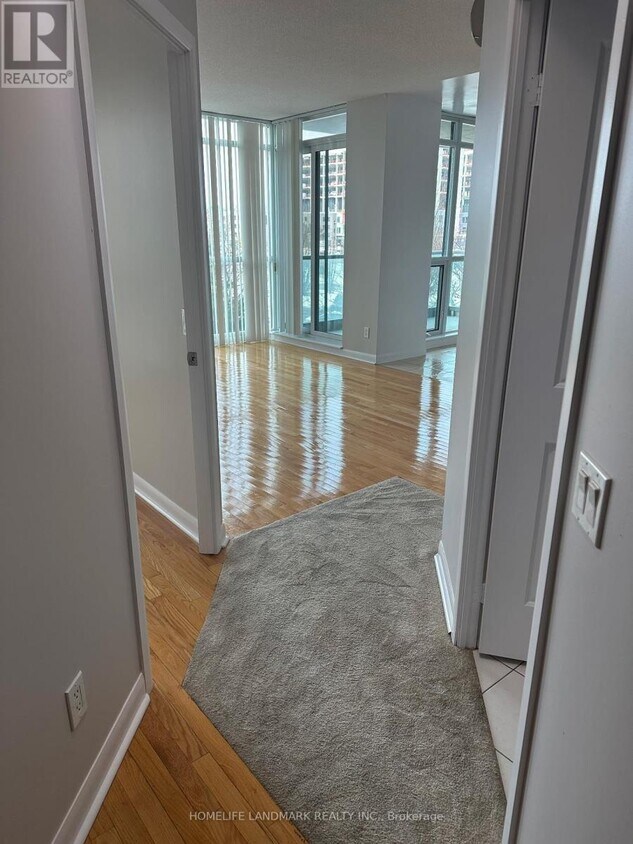 Photo du bâtiment - 235 Sherway Gardens Rd