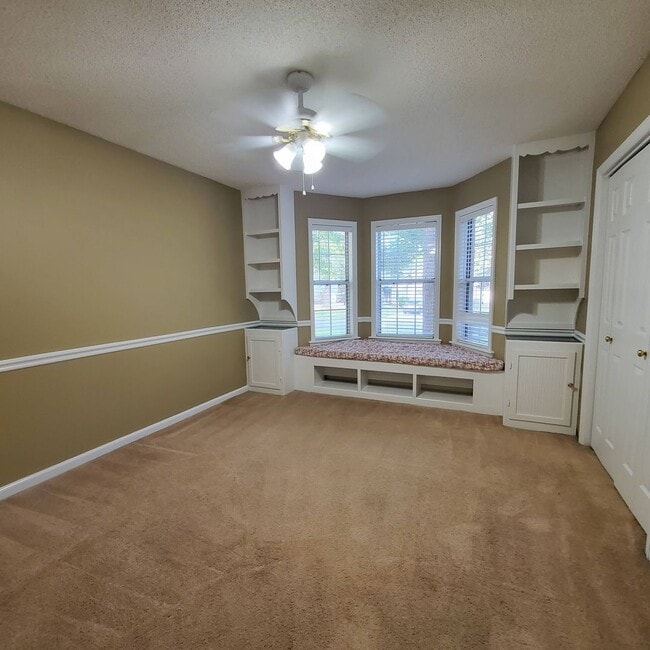 Foto del edificio - 2403 Spring Valley Cir