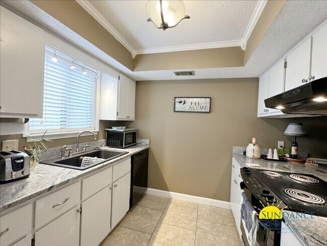 Building Photo - Furnished Townhome in Central Fort Walton ...