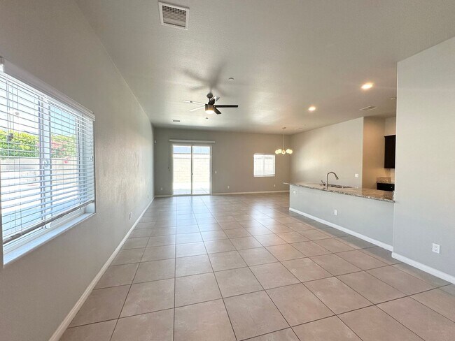 Foto del edificio - AVAILABLE NOW!!!! 4 Bedroom 2 Bathroom Poo...