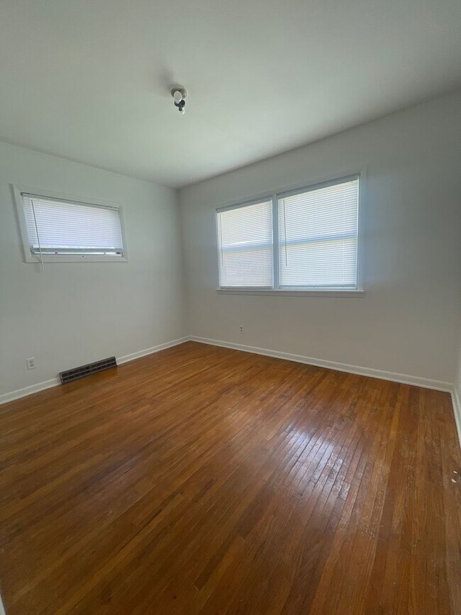 Foto del edificio - 2 Bedroom 1 Bathroom Duplex for Rent!