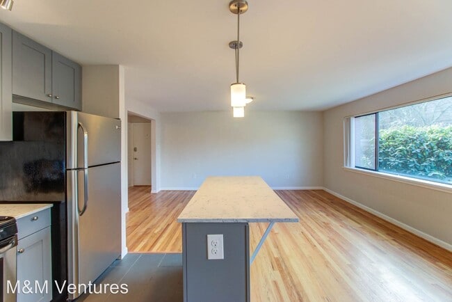 Building Photo - 1418 2nd Ave W