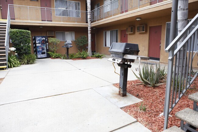 Foto del edificio - 11920 Chandler Blvd
