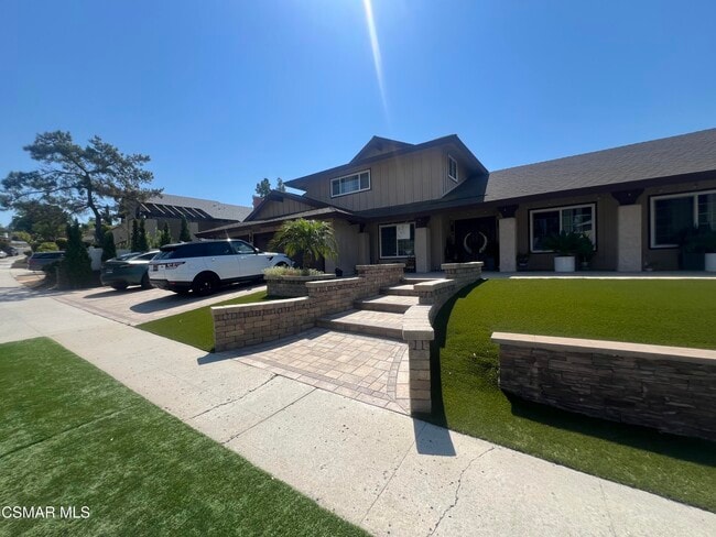 Building Photo - 334 W Avenida De Las Flores