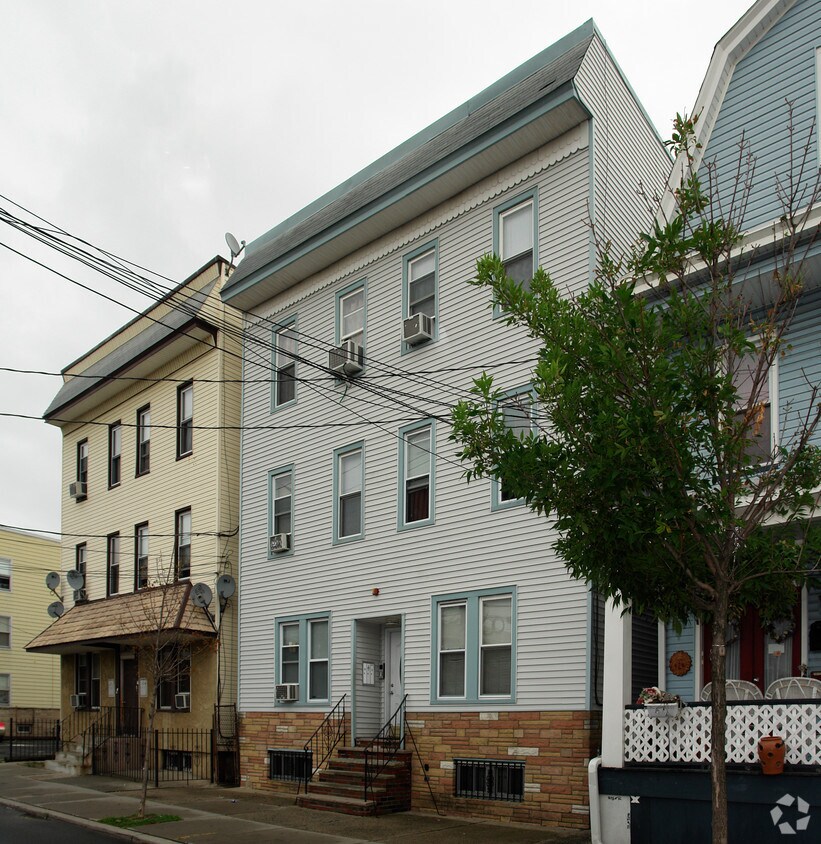 Building Photo - 9 Kingsland Ave