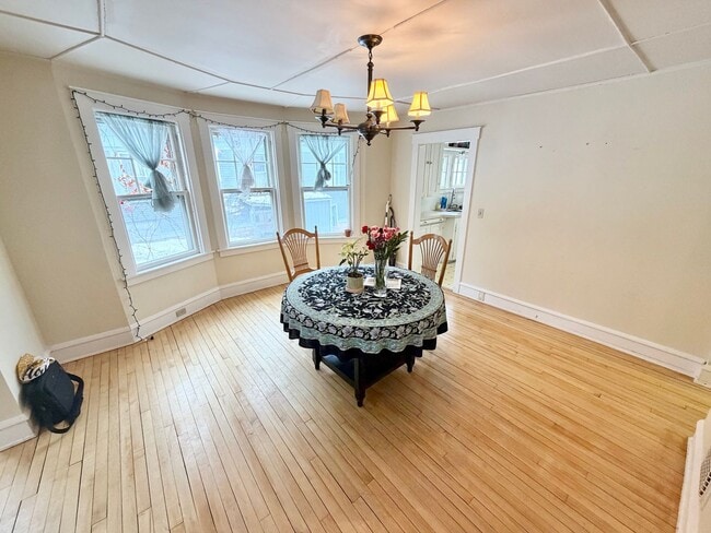 Photo - 3 Bedroom Apartment in Burlington VT Available NOW! OFF STREET PARKING, LAUNDRY, HEAT INCLUDED!