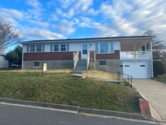 Building Photo - Recently Renovated Single Family