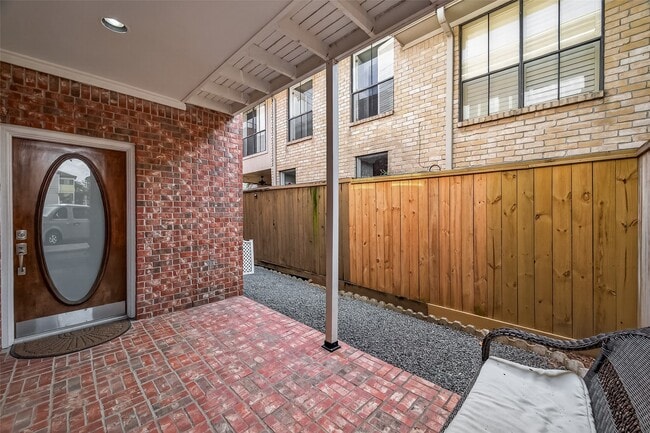 Building Photo - 2413 Potomac Dr