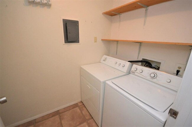 Building Photo - Crescent Meadows Condo