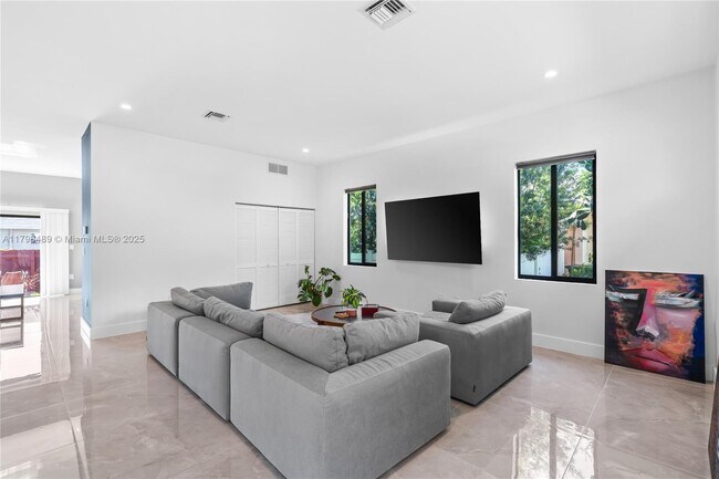 Building Photo - 808 NW 5th Terrace
