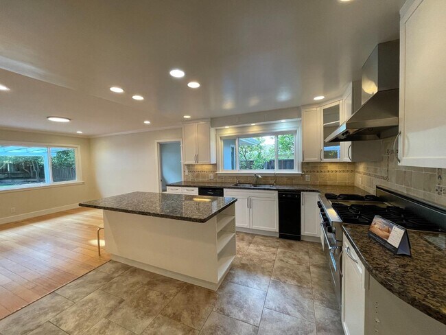 Building Photo - 730 Los Altos Ave