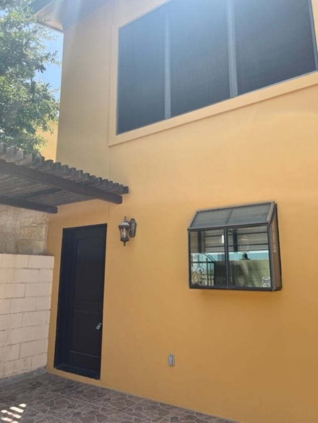 Foto del edificio - 1609 Saldana Ave