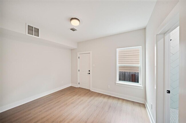 Foto del edificio - 1003 E 33rd St