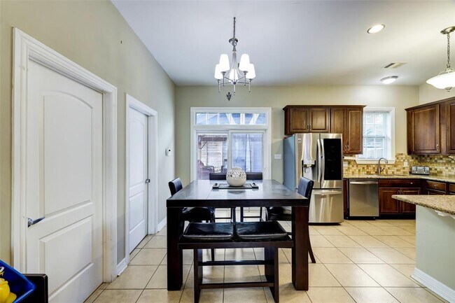 Foto del edificio - 411 W 14th St