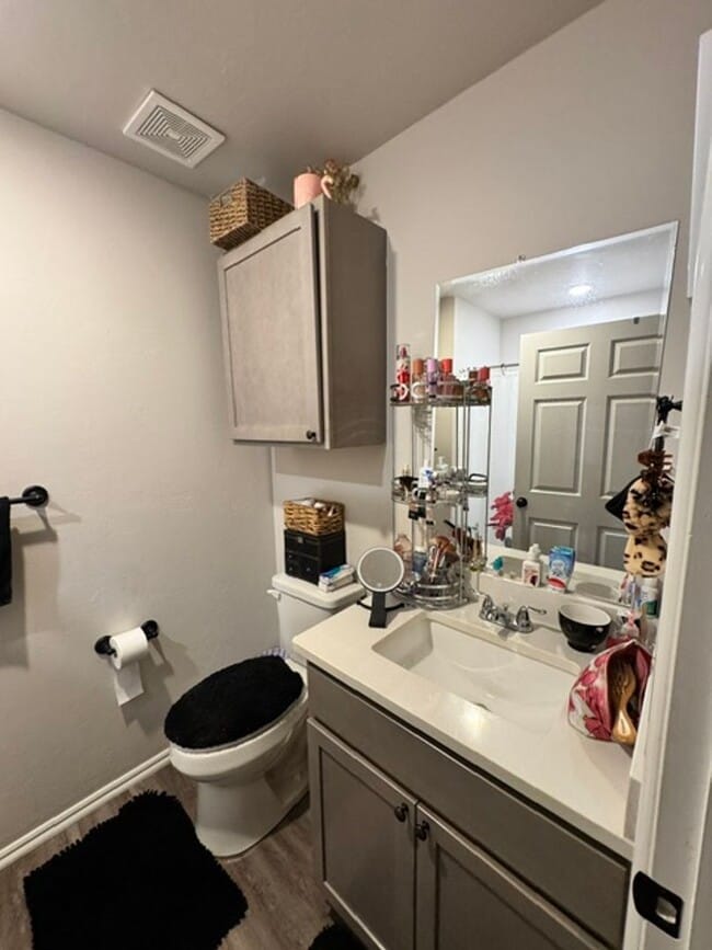 Building Photo - 557 Parkhill Cir
