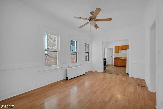Foto del edificio - 96 Van Winkle Ave
