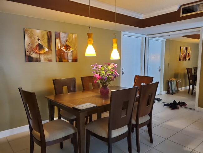 Dining Area - 17620 Atlantic Blvd