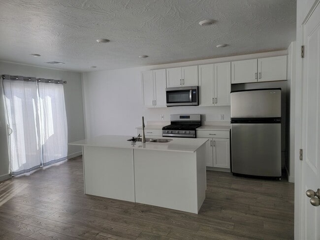 Building Photo - 4 Bed 2.5 Bathroom Townhouse