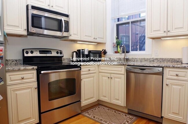 Building Photo - 436 Marlborough St