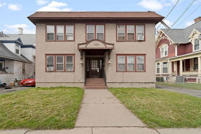 Building Photo - 139 Beethoven St
