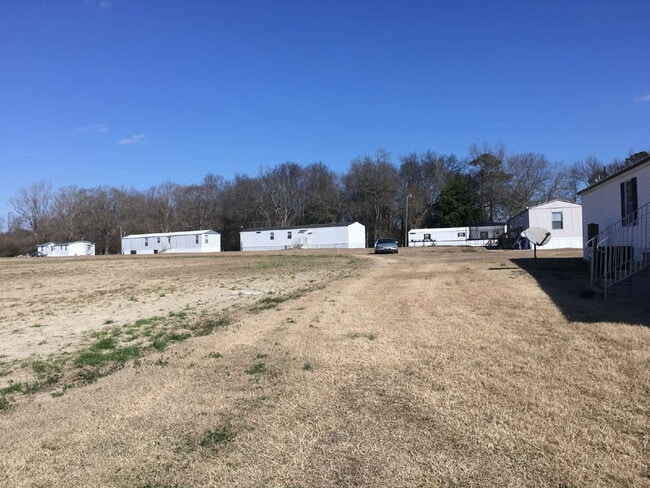 Building Photo - 2 Bedroom, 2 Bathroom Singlewide in Shady Creek Mobile Estates *LAWN CARE INCLUDED* Pikeville sch...