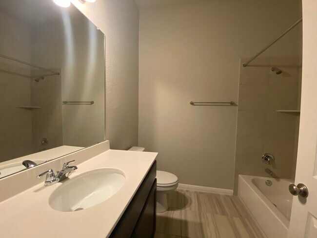 Building Photo - 720 Kingston Pl