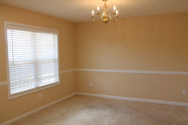 Building Photo - HUGE 3 BED, 2 BATH WITH PRIVACY FENCED BAC...