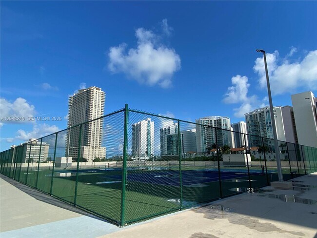 Foto del edificio - 17011 N Bay Rd