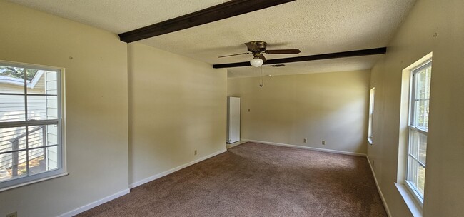 Building Photo - 725 Powell Dr