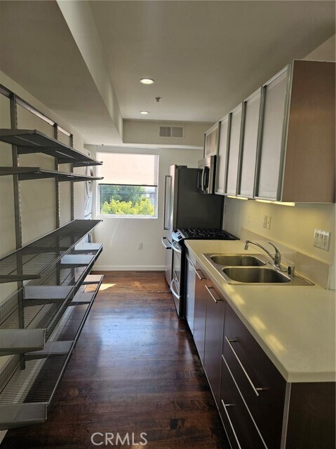 Foto del edificio - 5806 Waring Ave