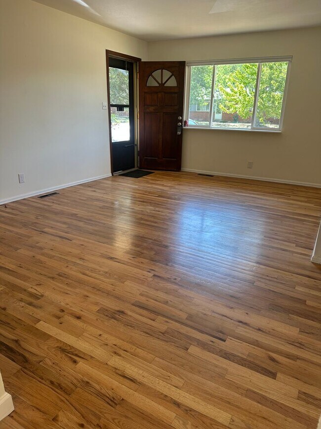 Foto del edificio - Spacious 3 Bedroom House with Attached Garage and Large Yard!