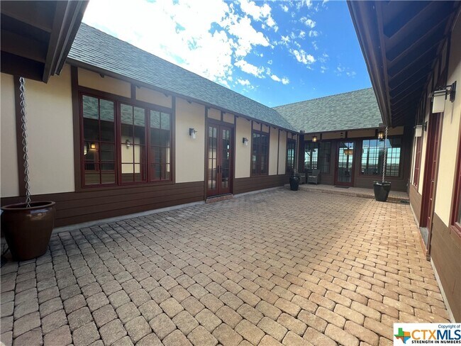 Building Photo - 2583 Summit Dr