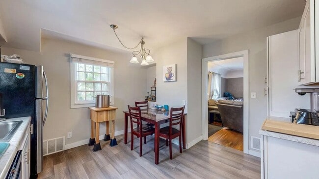 Building Photo - Welcome to this charming 2-bedroom, 1-bath...