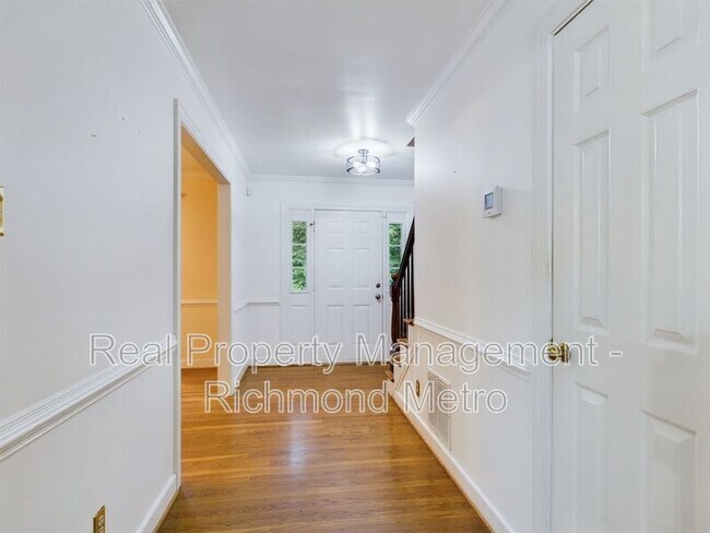 Building Photo - 404 Old Country Terrace