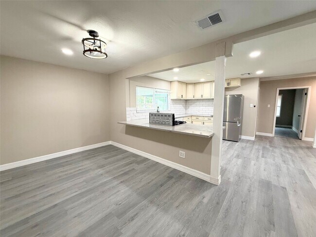 Building Photo - 2214 Marlen Ave