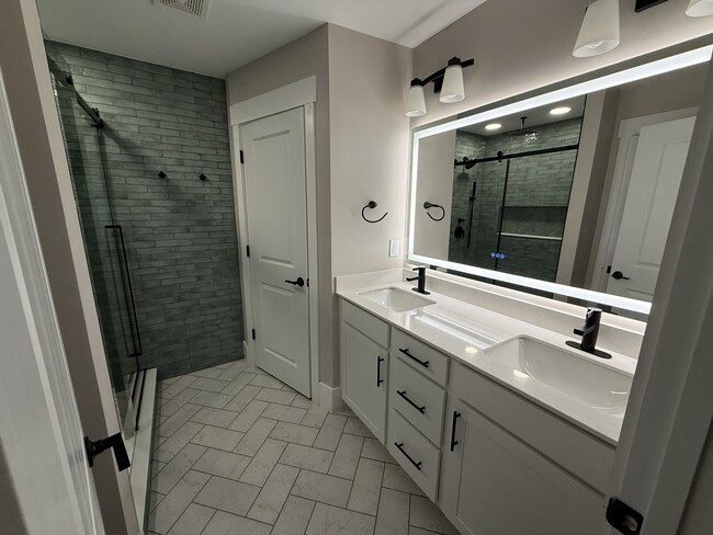 Building Photo - 147 Hyacinth Ln