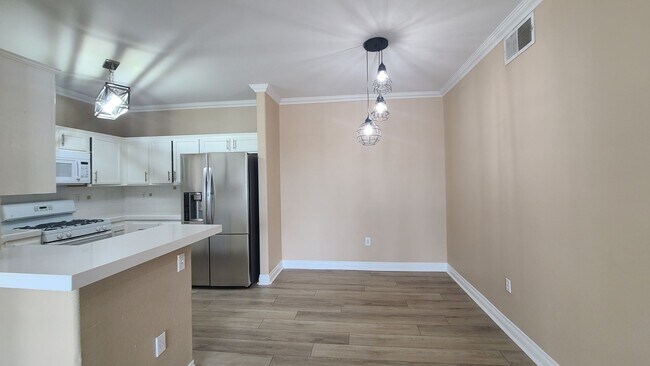 Foto del edificio - Upstairs 3 Bedroom condo