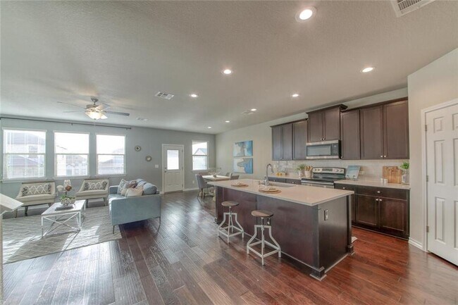 Building Photo - 173 Flexus Ln