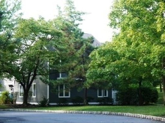 Building Photo - 72 Village Dr