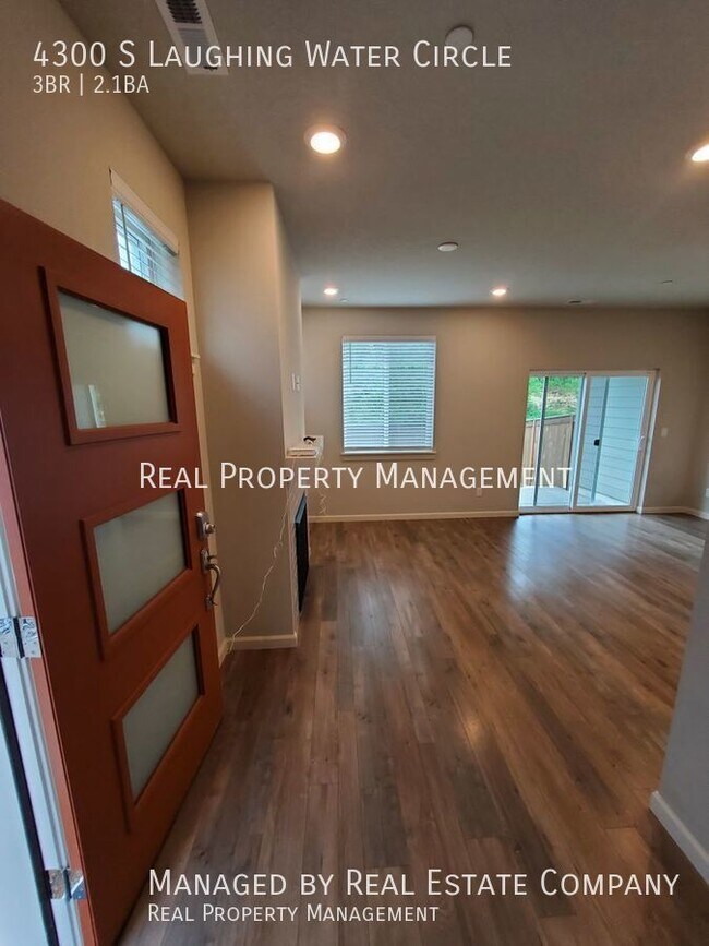 Foto del edificio - Modern Ridgefield Townhome with Two Car Ga...