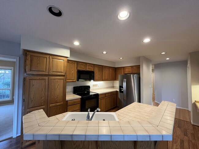 Foto del edificio - Elegant Home Offering Open Living Spaces, Spacious Primary Suite, and Nature-Inspired Yard