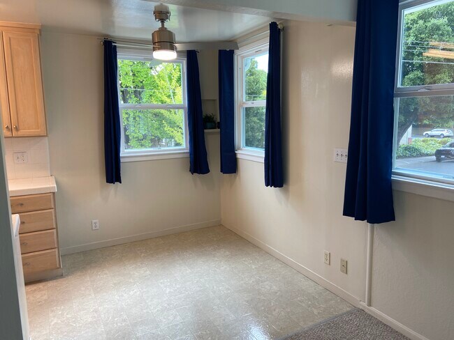 Building Photo - 780 Roble Ave