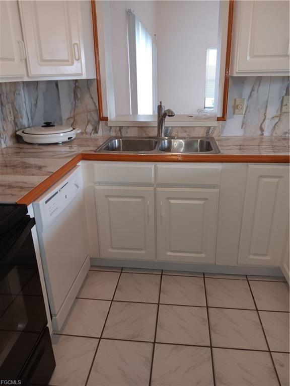 Servir a través de la ventana a la sala de estar - 451 Marsh Ave