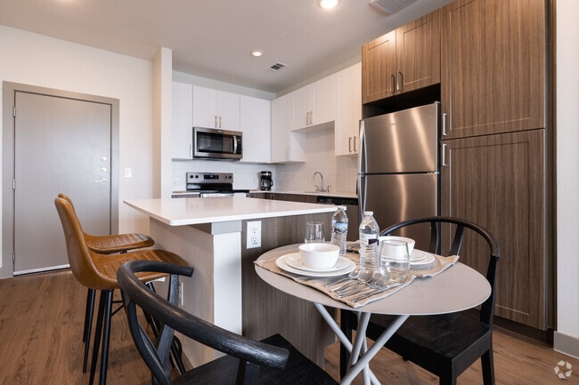 2BR, 2BA - 995SF - Kitchen/Dining Room - The Metropolitan