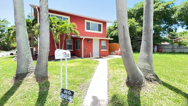 Hermosa casa de playa amueblada de 4 dormitorios y 2 baños - 13100 Boca Ciega Ave